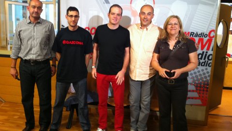 País en xarxa a COM Ràdio, amb Saül Gordillo i Quique Azcona. Juliol-Agost 2011. Laureà Folch, Trina Milán, Marc Cortés, Quique Azcona i Saül Gordillo. Foto: Esther Pérez
