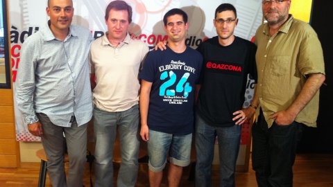 País en xarxa a COM Ràdio, amb Saül Gordillo i Quique Azcona. Juliol-Agost 2011. Joan Ayats, Francesc Gelabert, Oriol Ferran, Quique Azcona i Saül Gordillo. Foto: Esther Pérez