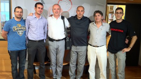 País en xarxa a COM Ràdio, amb Saül Gordillo i Quique Azcona. Juliol-Agost 2011. Jordi Graells, Santiago Torres, Marc Homedes, Roger Melcior, Quique Azcona i Saül Gordillo. Foto: Esther Pérez