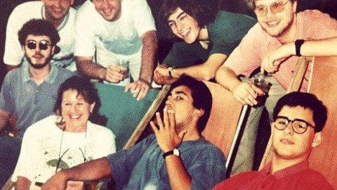 Celebració del premi Rosalia Rovira per la radionovel·la 'Qui és l'última', de Ràdio Arenys. A la foto, de dalt a baix i d'esquerra a dreta: Ramon Puigvert, Joan Pau Golf, Saül Gordillo, Lluís Gendrau, Josep Maria Flores, Antònia Pérez, Heribert Fonts i Lluís Danés. 1993.