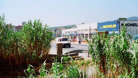 Vista de la carretera N-II al seu pas per Pineda de Mar des de Ràdio Pineda a l'edifici de Can Xaubet l'any 1989. Foto: Saül Gordillo