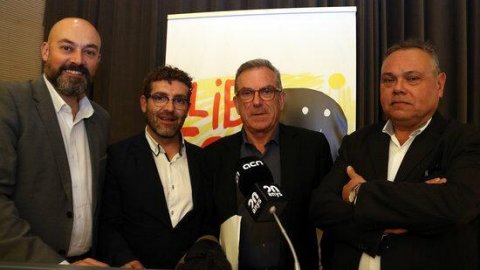 20è aniversari de l'Agència Catalana de Notícies. El director de l'ACN Marc Colomer i els exdirectors Joan Besson, Joan Maria Clavaguera i Saül Gordillo. Només hi manca l'exdirector Carles Puigdemont. Facultat de Comunicació de la Universitat Pompeu Fabra. 20 de novembre de 2019