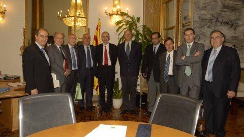 Signatura de l'acord entre ANSA i ACN per a la integració a la xarxa ANSAmed. Departament de Cultura de la Generalitat. Barcelona. Amb el conseller de Cultura i Mitjans de Comunicació, Joan Manuel Tresserras, amb el president de l'ACN, Albert Sàez, i el director general d'ANSAmed, Mario Rosso, entre d'altres. 17 de maig de 2007. 