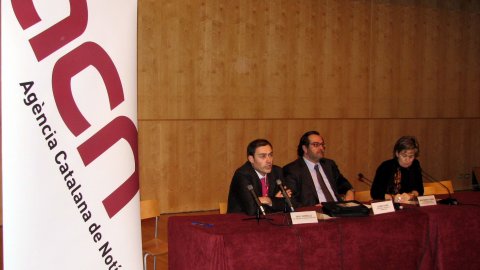 Tercera trobada de ràdios i televisions públiques locals organitzada per l'ACN a Lleida. Cloenda amb Albert Sáez, secretari de Mitjans de Comunicació de la Generalitat de Catalunya, Montse Parra, regidora de Lleida, i Saül Gordillo, director de l'ACN. Auditori de Lleida. 29 de novembre de 2007