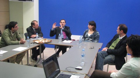 Sessió de treball amb el president de l'agència portuguesa LUSA, José Manuel Barroso, el director, Luis Miguel Viana, i el seu adjunt Paulo Rego, a l'ACN a Barcelona, amb Saül Gordillo, director de l'ACN, acompanyat de Joan Serra, Anna Nogué i Gemma Ustrell. Foto David Dotú. 8 de febrer de 2008