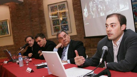 Taula rodona amb Lluís Foix, Carlos Scolari, Jordi Font, Núria Coma i Saül Gordillo en la jornada sobre premsa digital organitzada a Vic pel Grup Nació Digital. Edifici el Sucre. 4 d'abril de 2008. Foto: Adrià Costa