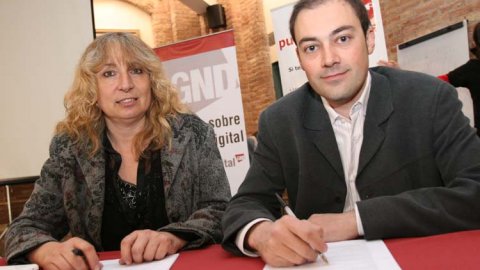 Contracte entre l'Agència Catalana de Notícies i el Grup Nació Digital, signat a Vic amb Núria Coma, gerent de l'empresa editora SCG Aquitània SL. 4 d'abril de 2008. Foto: Adrià Costa