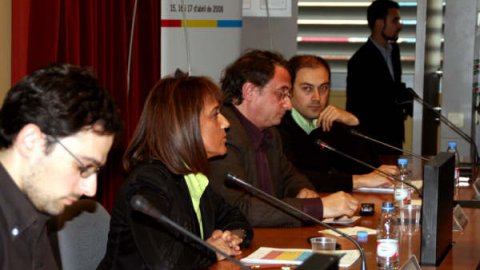 Taula rodona sobre el català a Internet a les Jornades de Comunicació Blanquerna, a la Facultat Blanquerna de la Universitat Ramon Llull, amb Ester Franquesa, Vicent Partal i Saül Gordillo, moderada per Aleix Marcó. 15 d'abril de 2008 Foto: Guillermo Villena 