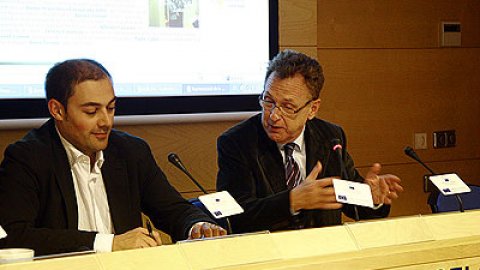 Sessió de formació UE per a l'Agència Catalana de Notícies (ACN) a la representació a Barcelona de la Comissió Europea, amb el seu director, Manel Camós, i el director de l'ACN, Saül Gordillo. Barcelona. 14 de maig de 2008. Foto: Albert Salamé