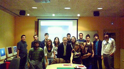 Xerrada sobre l'Agència Catalana de Notícies (ACN) i el model de periodisme multimèdia als seminaris de la Facultat Blanquerna de la Universitat Ramon Llull, amb el professor Enric Xicoy. Foto feta amb el mòbil. 23 de maig de 2008