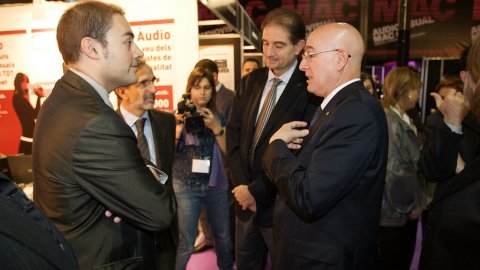 El conseller de Cultura i Mitjans de Comunicació, Joan Manuel Tresserras, l'alcalde de Granollers, Josep Mayoral, i el president de la Diputació de Barcelona, Antoni Fogué, saluden Saül Gordillo a l'estand de l'Agència Catalana de Notícies (ACN) al Mercat Audiovisual (MAC) de Granollers. 28 de maig de 2008. Foto: MAC