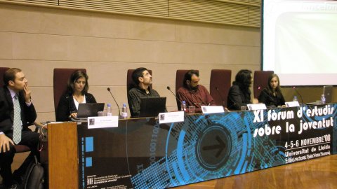 Taula d'experiències del XI Fòrum d'estudis sobre la joventut, amb amb María Serrano, responsable de societat de la informació de l'Ajuntament de Sant Cugat; Irene Giménez i Ismael Charif, de Lancelona; Francesc Núñez, sociòleg, professor dels estudis d'humanitats de la UOC; Joan Pallarès, professor de la UDL, i Saül Gordillo, director de l'ACN. Saló Víctor Siurana del rectorat de la Universitat de Lleida. 5 de novembre de 2008
