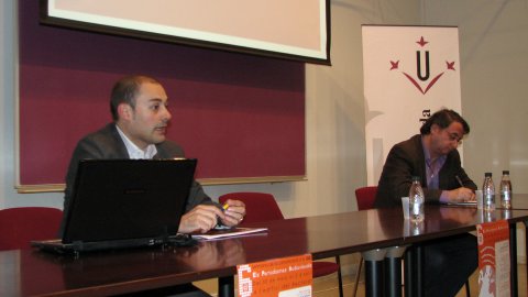 Taula rodona amb Vicent Partal, director de Vilaweb, i Saül Gordillo, director de l'ACN, a la 6a Setmana de la Comunicació a la Universitat de Lleida. El bloc com a mitjà de comunicació. L'experiència de l'ACN. Rectorat de la UdL. Lleida. 31 de març de 2009