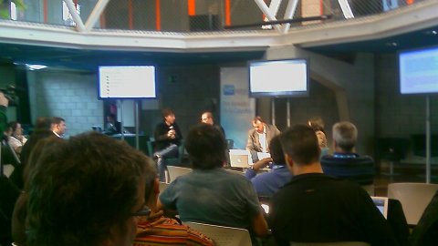 Taula rodona sobre la construcció de la realitat a la xarxa des de l'òptica de les agències de notícies. Taula rodona amb Jaime Estevez, Jennifer Woodward i Saül Gordillo, moderada per Daniel Solano. Granollers. 28 de març de 2009