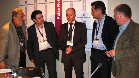 Rafael Nadal, Ferran Espada, Marc Marcé, Miquel Serra i Juan Cal, d'esquerra a dreta, en la taula rodona de la Conferència internacional sobre premsa i multilingüisme a la Unió Europea, en què hi col·labora l'Agència Catalana de Notícies (ACN). Palau Robert. Barcelona. 16 de maig de 2009. Foto: Jaume Ventura (ACN)