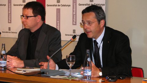 Carles Mundó, secretari de Mitjans de Comunicació de la Generalitat de Catalunya, amb Toni Ebner, president de MIDAS, en la cloenda de la Conferència internacional sobre premsa i multilingüisme a la Unió Europea, en què hi col·labora l'Agència Catalana de Notícies (ACN). Palau Robert. Barcelona. 16 de maig de 2009. Foto: Jaume Ventura (ACN)