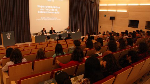 Lliçó inaugural del curs acadèmic 2009-2010 dels Ensenyaments de Periodisme de la Universitat Pompeu Fabra (UPF) de Saül Gordillo, amb el títol Superperiodistes en l'era de la sobreinformació. Presenta l'acte el director de Periodisme i vicedegà Salvador Alsius, i el presideix el degà de la Facultat de Comunicació, Josep Maria Casasús. Auditori del Campus de la Comunicació-Poblenou. 30 de setembre de 2009. Foto: Miquel Codolar (ACN)