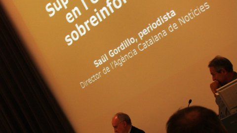 Lliçó inaugural del curs acadèmic 2009-2010 dels Ensenyaments de Periodisme de la Universitat Pompeu Fabra (UPF) de Saül Gordillo, amb el títol Superperiodistes en l'era de la sobreinformació. Presenta l'acte el director de Periodisme i vicedegà Salvador Alsius, i el presideix el degà de la Facultat de Comunicació, Josep Maria Casasús. Auditori del Campus de la Comunicació-Poblenou. 30 de setembre de 2009. Foto: Miquel Codolar (ACN)