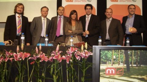Celebració del segon aniversari de Maresme Digital TV i posada en marxa del segon canal, Maresmedigital2 TV. Tertúlia sobre les televisions locals i l'aniversari de Maresmedigital TV, amb Daniel Condeminas, director del desplegament de la TDT; Josep Pont, conseller del CAC; Saül Gordillo, director de l’ACN; Marc Melillas , director general de la XAL; i Jordi Marin, del Consorci Digital Mataró-Maresme. Presentat per Sara Escriu i Salvador Itchart. Fàbrica Llobet Guri. 2 d'octubre de 2009