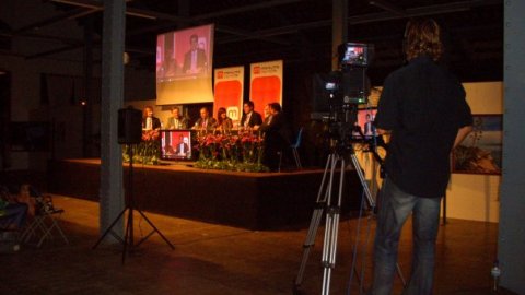 Celebració del segon aniversari de Maresme Digital TV i posada en marxa del segon canal, Maresmedigital2 TV. Tertúlia sobre les televisions locals i l'aniversari de Maresmedigital TV, amb Daniel Condeminas, director del desplegament de la TDT; Josep Pont, conseller del CAC; Saül Gordillo, director de l’ACN; Marc Melillas , director general de la XAL; i Jordi Marin, del Consorci Digital Mataró-Maresme. Presentat per Sara Escriu i Salvador Itchart. Fàbrica Llobet Guri. 2 d'octubre de 2009 