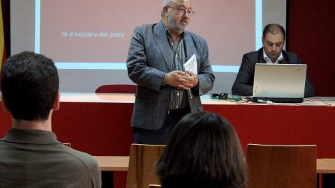 Conferència inaugural del Postgrau en Periodisme Local, Comarcal i Social de la UAB de Saül Gordillo, director de l'ACN, a la seu de Premsa Comarcal (ACPC). 16 d'octubre de 2009
