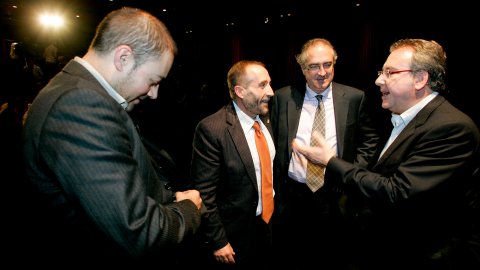 Conferència Premsa i Comunicació al nostre país, amb Josep Cuní i Saül Gordillo, moderada per Carles Dalmau, al teatre La Massarella de Sant Boi de Llobregat. Salutació amb el regidor Enric Garcia. 21 d'octubre de 2009. Foto: Ajuntament de Sant Boi de Llobregat