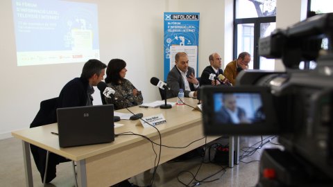 Taula rodona sobre el paper de les agències de notícies de suport als mitjans de proximitat en la jornada Infolocal de Terrassa, amb Carlos Torreiro (XTVL), Leandro Lamor (EFE), Loli Franco (Atlas) i Saül Gordillo (ACN), moderada per Ramon Pellicer (TV3). Parc Audiovisual de Catalunya. Terrassa. 17 de novembre de 2009. Foto: Violeta Gumà (ACN) 