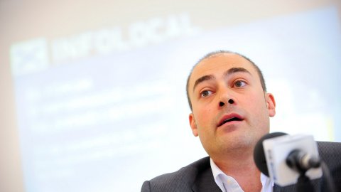Taula rodona sobre el paper de les agències de notícies de suport als mitjans de proximitat en la jornada Infolocal de Terrassa, amb Carlos Torreiro (XTVL), Leandro Lamor (EFE), Loli Franco (Atlas) i Saül Gordillo (ACN), moderada per Ramon Pellicer (TV3). Parc Audiovisual de Catalunya. Terrassa. 17 de novembre de 2009. Foto: Mikel Laburu (ACN) 