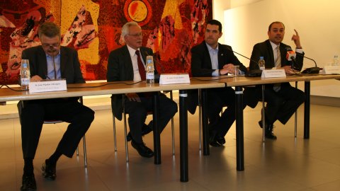 Presentació del llibre Manuel Serra i Moret. Epistolari familiar (1901-1963), a càrrec de Xavier Amor, alcalde de Pineda, Isidre Molas, historiador i vicepresident del Senat, Joan Pujadas, autor, i Saül Gordillo, director de l'ACN. Sala de Sessions de l'Ajuntament de Pineda de Mar. 21 de maig de 2010