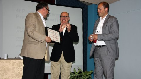 Entrega del quart Premi de Recerca Universitària Premsa Comarcal a Joan Maria Corbella pel treball 'Els canvis en el model econòmic de la premsa comarcal i local a Catalunya' de la Universitat Pompeu Fabra, en la 5a Convenció de la Premsa Comarcal, celebrada a Les Borges Blanques. 29 de maig de 2010. Foto: Eduard García (ACN)