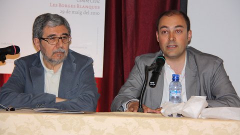 Intervenció del director de l'Agència Catalana de Notícies (ACN), Saül Gordillo, en la 5a Convenció de la Premsa Comarcal, celebrada a Les Borges Blanques, acompanyat de Jaume Barrull, vicerector de la Universitat de Lleida, en representació de la Xarxa Vives d’Universitats. 29 de maig de 2010. Foto: Eduard García (ACN)
