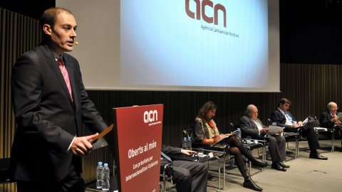 Taula rodona 'Oberts al món: Les prioritats per internacionalitzar Catalunya' organitzada per l'Agència Catalana de Notícies (ACN) per presentar el portal de notícies en anglès Catalan News Agency (CNA). Hi participen Jordi Pujol, Ferran Soriano, Benedetta Tagliabue, Jordi Camí i Jordi Galí. Modera el director de l'ACN, Saül Gordillo. Auditori del MACBA. Barcelona. 25 de gener del 2011 
