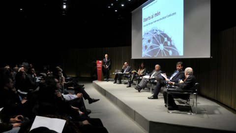 Taula rodona 'Oberts al món: Les prioritats per internacionalitzar Catalunya' organitzada per l'Agència Catalana de Notícies (ACN) per presentar el portal de notícies en anglès Catalan News Agency (CNA). Hi participen Jordi Pujol, Ferran Soriano, Benedetta Tagliabue, Jordi Camí i Jordi Galí. Modera el director de l'ACN, Saül Gordillo. Auditori del MACBA. Barcelona. 25 de gener del 2011