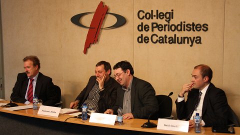 Jornada Comunicació, política i governs locals, organitzada per la Federació de Municipis de Catalunya (FMC) al Col·legi de Periodistes de Catalunya. Taula rodona moderada pel periodista Manuel Campo Vidal, amb Francesc Triola, director de COM Ràdio; Ferran Espada, director d'El Punt a Barcelona; i Saül Gordillo, director de l'Agència Catalana de Notícies (ACN). Barcelona. 28 de març de 2011. Foto: Jordi Pueyo (ACN)