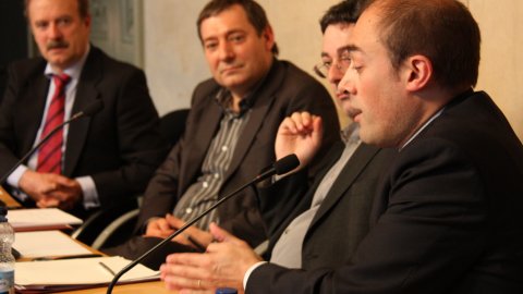 Jornada Comunicació, política i governs locals, organitzada per la Federació de Municipis de Catalunya (FMC) al Col·legi de Periodistes de Catalunya. Taula rodona moderada pel periodista Manuel Campo Vidal, amb Francesc Triola, director de COM Ràdio; Ferran Espada, director d'El Punt a Barcelona; i Saül Gordillo, director de l'Agència Catalana de Notícies (ACN). Barcelona. 28 de març de 2011. Foto: Jordi Pueyo (ACN)