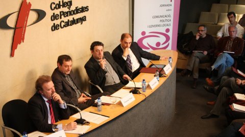 Jornada Comunicació, política i governs locals, organitzada per la Federació de Municipis de Catalunya (FMC) al Col·legi de Periodistes de Catalunya. Taula rodona moderada pel periodista Manuel Campo Vidal, amb Francesc Triola, director de COM Ràdio; Ferran Espada, director d'El Punt a Barcelona; i Saül Gordillo, director de l'Agència Catalana de Notícies (ACN). Barcelona. 28 de març de 2011. Foto: Jordi Pueyo (ACN)