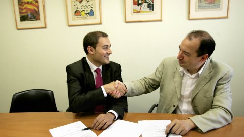 Signatura del contracte entre l'ACN i el diari Avui, amb Saül Gordillo i Vicent Sanchis, directors dels respectius mitjans. Diari Avui. Barcelona. 7 de juliol de 2007. Foto: Josep Losada