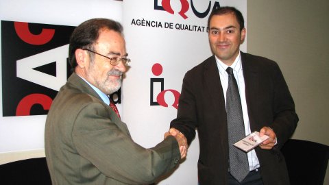Signatura del contracte d'adhesió de l'Agència Catalana de Notícies (ACN) a l'Agència de Qualitat d'Internet (IQUA), amb el seu president, Santiago Ramentol, i el director de l'ACN, Saül Gordillo. Barcelona. 14 de setembre de 2007. Foto: Júlia Pérez (ACN)