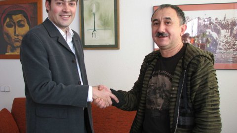Signatura del conveni entre la UGT i l'ACN segons el qual el sindicat rebrà continguts informatius de l'agència, amb Josep Maria Àlvarez, secretari general de la UGT a Catalunya, i el director de l'ACN, Saül Gordillo. 7 de gener de 2008. Foto: Mar Rocabert (ACN)