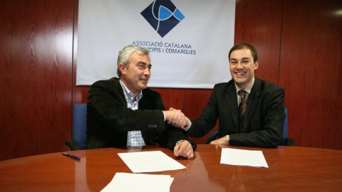 Signatura del conveni de col·laboració entre l'Associació Catalana de Municipis i Comarques (ACM) i l'Agència Catalana de Notícies (ACN), amb Josep Maria Matas, 14 de febrer de 2008. Barcelona.