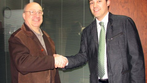 Conveni entre l'Agència Catalana de Notícies (ACN) i l'Associació Catalana de la Premsa Comarcal (ACPC), amb el seu president, Estanis Alcover, i el director de l'ACN, Saül Gordillo. Barcelona. 6 de març de 2008. Foto: Lourdes Casademont (ACN)