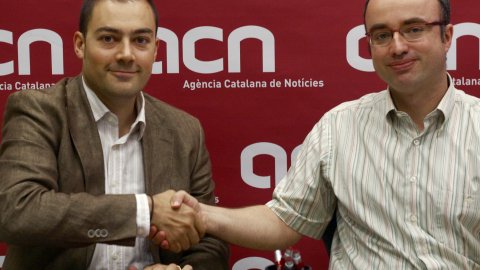 Signatura del conveni amb el professor Toni Roig, de la Universitat Oberta de Catalunya (UOC), a l'Agència Catalana de Notícies (ACN). 30 de juliol de 2008. Foto: Albert Salamé