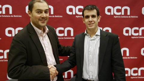Acord d'abonament als serveis de l'Agència Catalana de Notícies (ACN) del diari electrònic Crònica.cat. Acord entre el director de Crònica.cat, Dani Casanovas, i el director de l'ACN, Saül Gordillo. Barcelona. 25 de setembre de 2008. Foto: Albert Salamé (ACN)