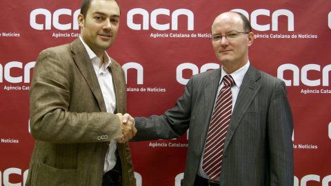 Conveni entre l'Associació Catalana de la Premsa Gratuïta (ACPG) i l'Agència Catalana de Notícies (ACN). Acord entre el president de l'ACPG, Josep Ritort, i el director de l'ACN, Saül Gordillo. Barcelona. 19 de setembre de 2008. Foto: Albert Salamé (ACN)