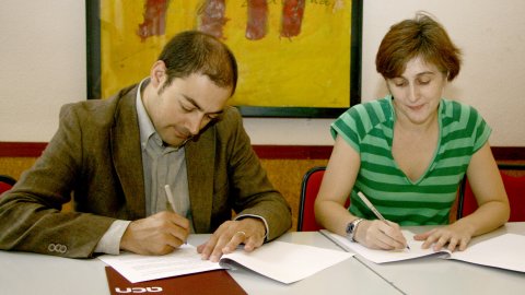 Signatura del contracte d'abonament d'ICV als serveis de l'Agència Catalana de Notícies (ACN), amb la portaveu nacional i dirigent d'Iniciativa per Catalunya Verds, la diputada al Parlament Dolors Camats, i el director de l'ACN, Saül Gordillo. Octubre de 2008