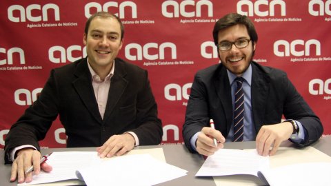 Signatura del contracte entre l'Agència Catalana de Notícies (ACN) i El Singular Digital, amb el seu director, Toni Aira, i el director de l'ACN, Saül Gordillo. 18 de novembre de 2008. Foto: Albert Salamé (ACN)