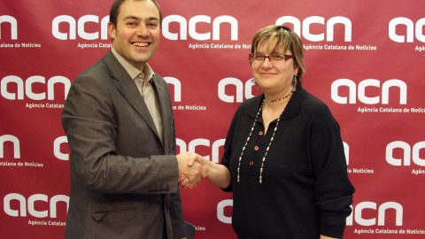 Signatura del contracte d'abonament del diari electrònic Vilaweb a l'Agència Catalana de Notícies (ACN), amb la directora general del mitjà, Assumpció Maresma, i el director de l'ACN, Saül Gordillo. 25 de novembre de 2008. Foto: Albert Salamé (ACN)