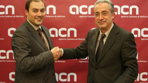 Contracte del Col·legi de Periodistes de Catalunya amb l'Agència Catalana de Notícies (ACN) per al nou portal web del col·legi. Signatura entre el degà del Col·legi de Periodistes, Josep Carles Rius, i el director de l'ACN, Saül Gordillo. 11 de desembre de 2008. Foto: Albert Salamé (ACN)