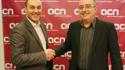 Signatura del contracte entre el director de l'Institut Ramon Llull, Josep Bargalló, i el director de l'Agència Catalana de Notícies (ACN), Saül Gordillo. 28 de gener de 2009 Foto: Albert Salamé (ACN)