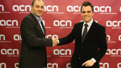 Signatura del contracte d'abonament de CDC als serveis de l'Agència Catalana de Notícies (ACN), amb el secretari de Comunicació de Convergència i diputat al Parlament Jordi Cuminal, i el director de l'ACN, Saül Gordillo. 3 de febrer de 2008. Foto: Lluís Vilaró (ACN)